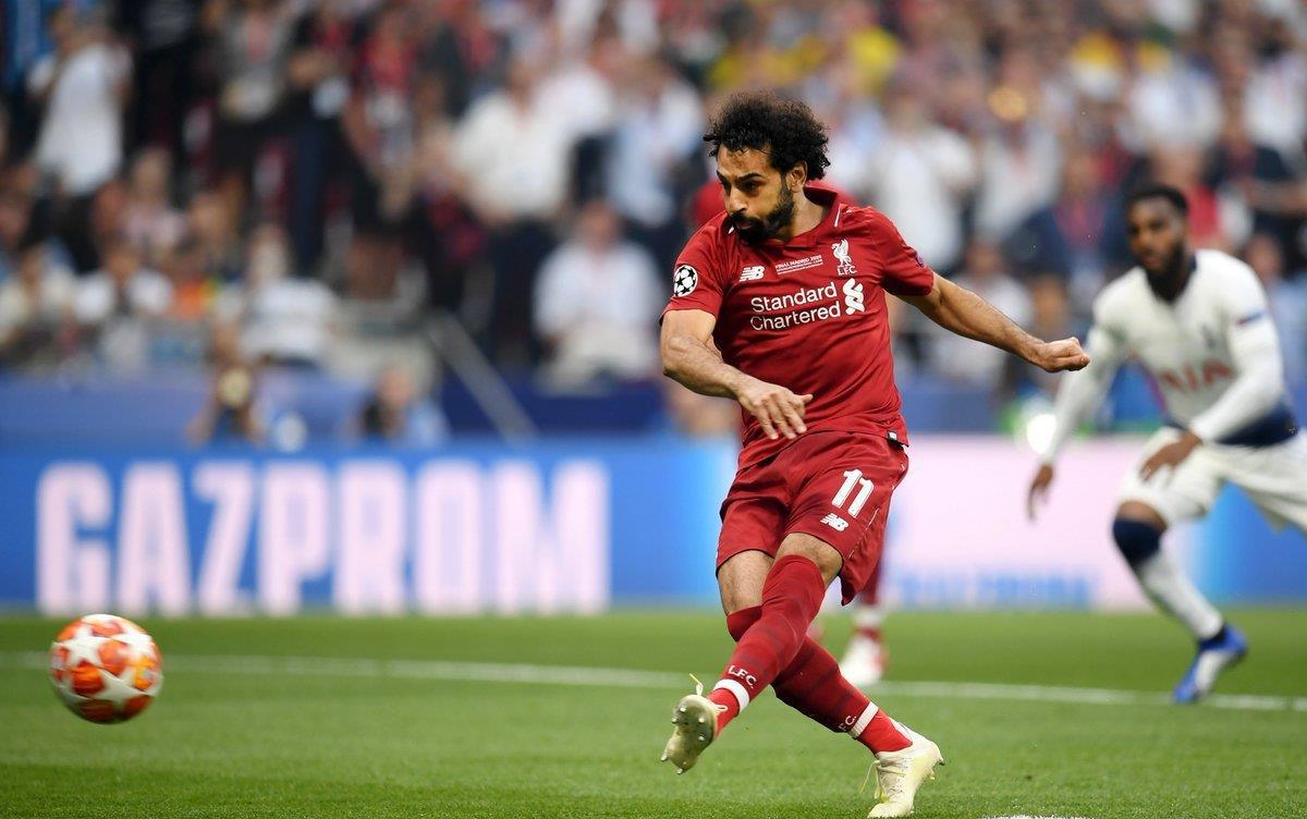 篮球篮网比赛中关键传球帮助球队取胜