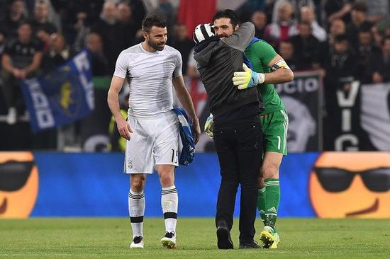 拉波尔塔的圣诞轻松时刻：巴萨主席的亲民魅力与未来布局